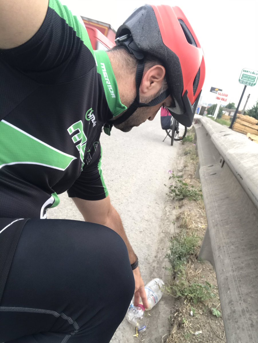 ozcnrsy's tweet photo. @CyclistTR Kocaeli gönüllüsü bisikletsever tarafından karayolunda yolları paylaşan bisikletlilete dikkat çekmek ve atıksız yaşam için yol kenarına atılan atıkları toplayıp @kocaelibld tarafından oluşturulan seyyar atık getirme merkezine teslim etmiştir. https://t.co/ZoGiNAJRSB