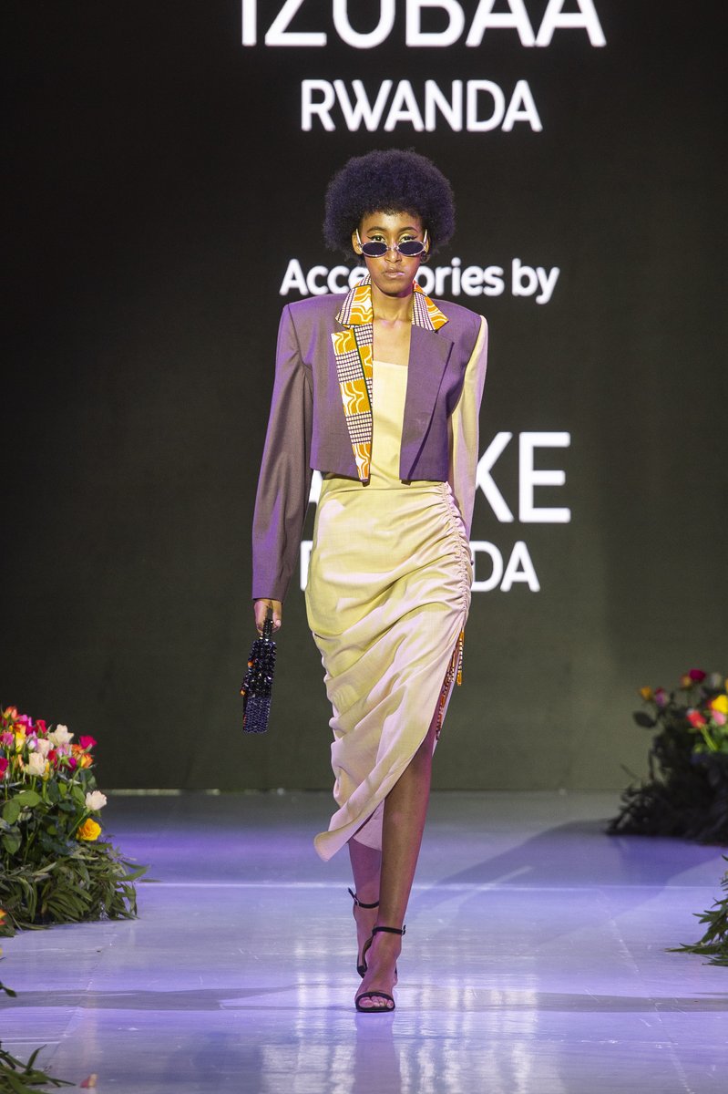 CollectiveRw's tweet photo. Runway thread! 💃🏿

Here's a first look at all brands that were featured in the #CollectiveRW #RFW2022 runway show last night.

Garments: @izubaa1 🇷🇼
Accessories: Amike 🇷🇼

📸 @eeloom
Production: @FashionScout 
MUA: Ivan Mugemanyi
Hair: Posh Salon and Spa

#VisitRwanda #CHOGM2022 https://t.co/7Kaa0vcblI