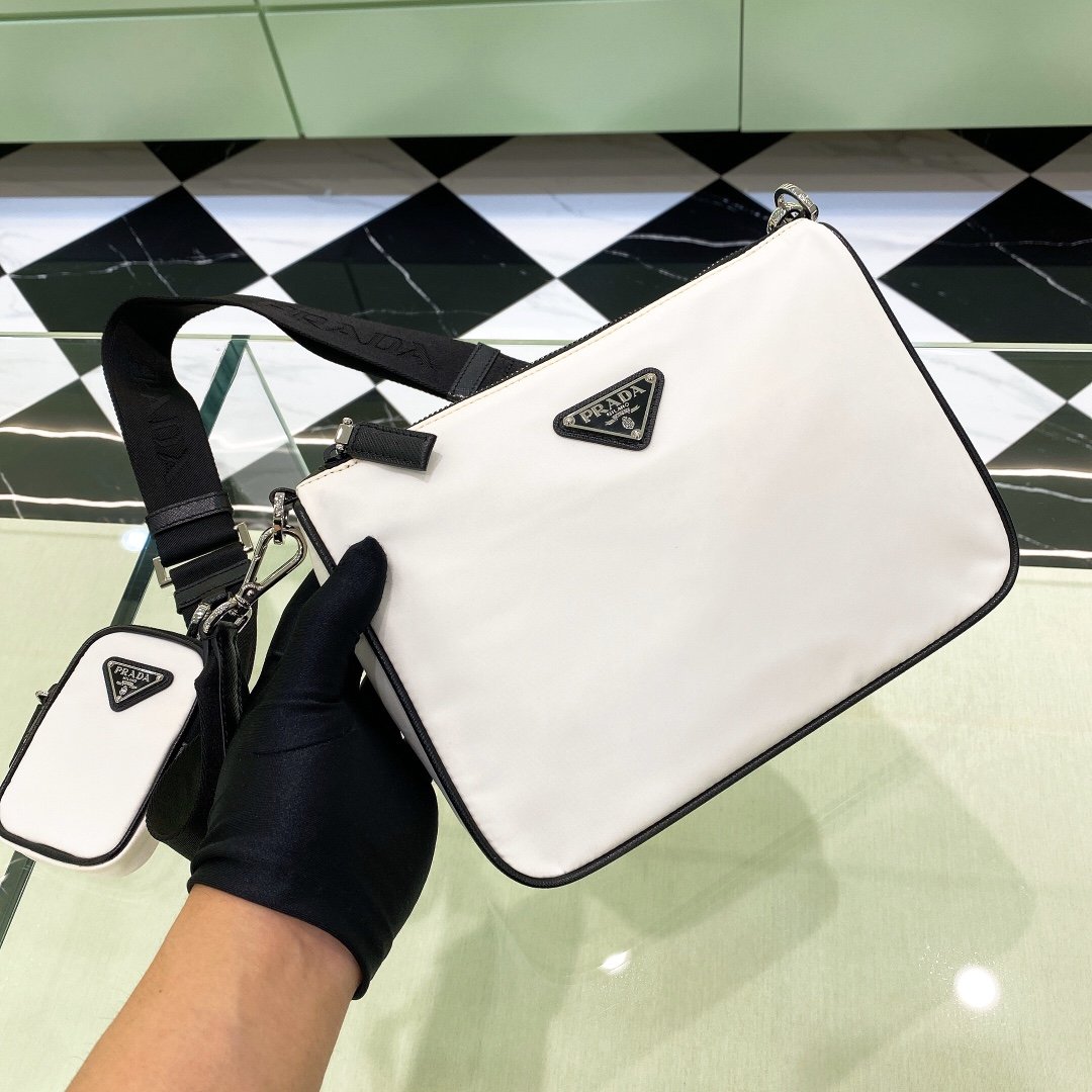 bzbb003's tweet photo. Pra.da 男士单肩包最顶级
海外正品代工渠道皮料！贴个标就是正
包治百病 专柜级奢牌潮品复刻
专注海内外原厂最高级别品质
主营顶级奢牌名包 皮带 潮服 潮鞋
只做最顶级 轻松出入专柜无压力❗
支持货到付💰 满意后再付 品质看得见
    
���️更多款式联系微信   bzbb003 https://t.co/WJ02KgtPwy