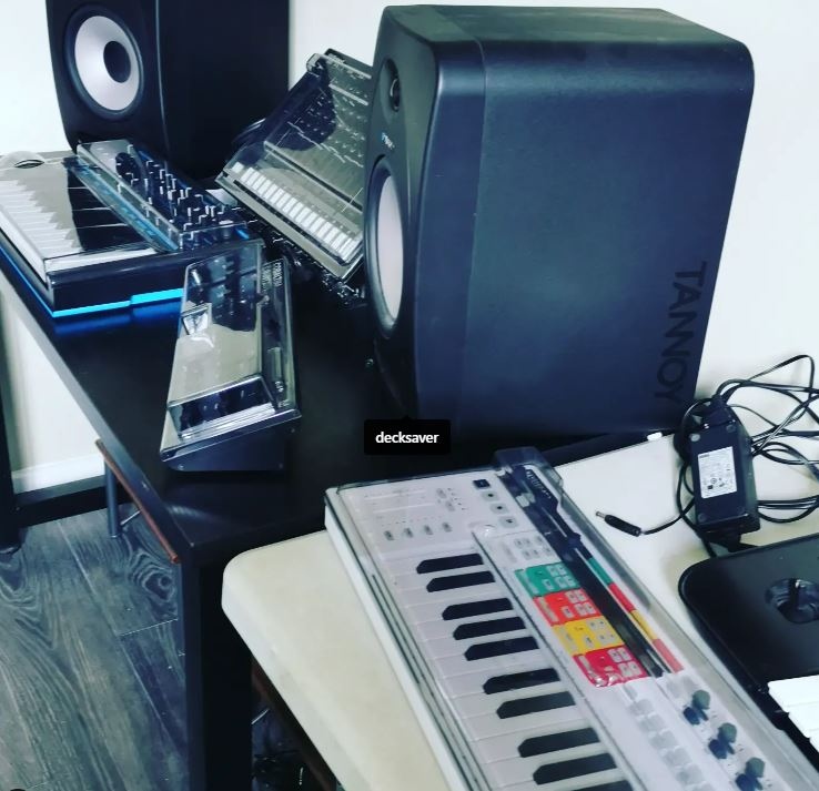 Decksaver's tweet photo. Sweet and tidy set up from @sterling.duel.
We're loving the simplicity and clean lines.
Keep sharing and tagging us with you studio and DJ setups!
#decksaver #musicproducer #usersetup #recordingstudio #homestudio #dj #djlife #dustfreelife https://t.co/uXk7L12zNq