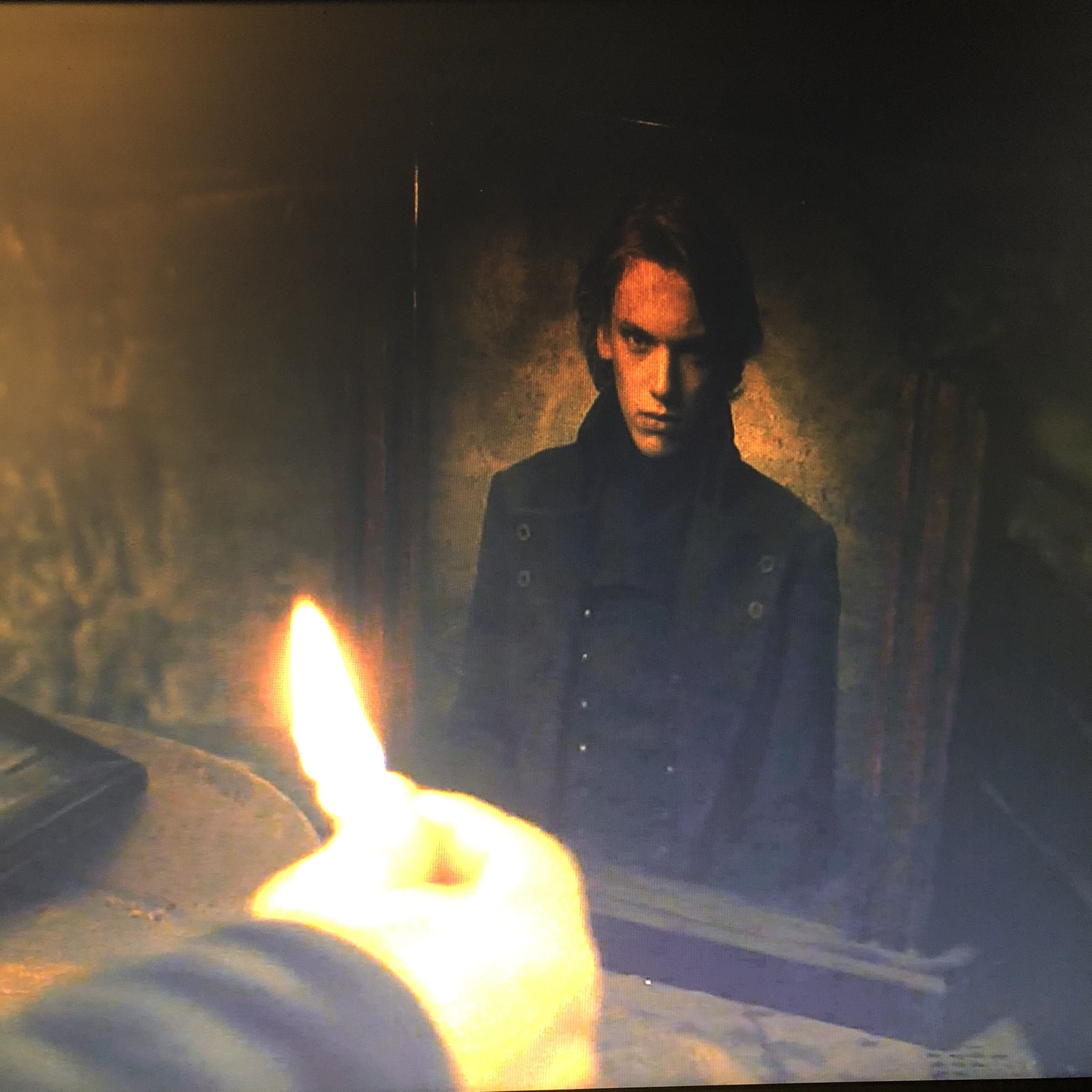 Chbw バチルダバグショットさんちに飾ってある大甥のゲラート グリンデルバルド やっぱり 若い頃もイケメンだわ 自慢の親戚だったろうな ハリポタ ジェイミーキャンベルバウアー T Co Wvlby1pmh5 Twitter