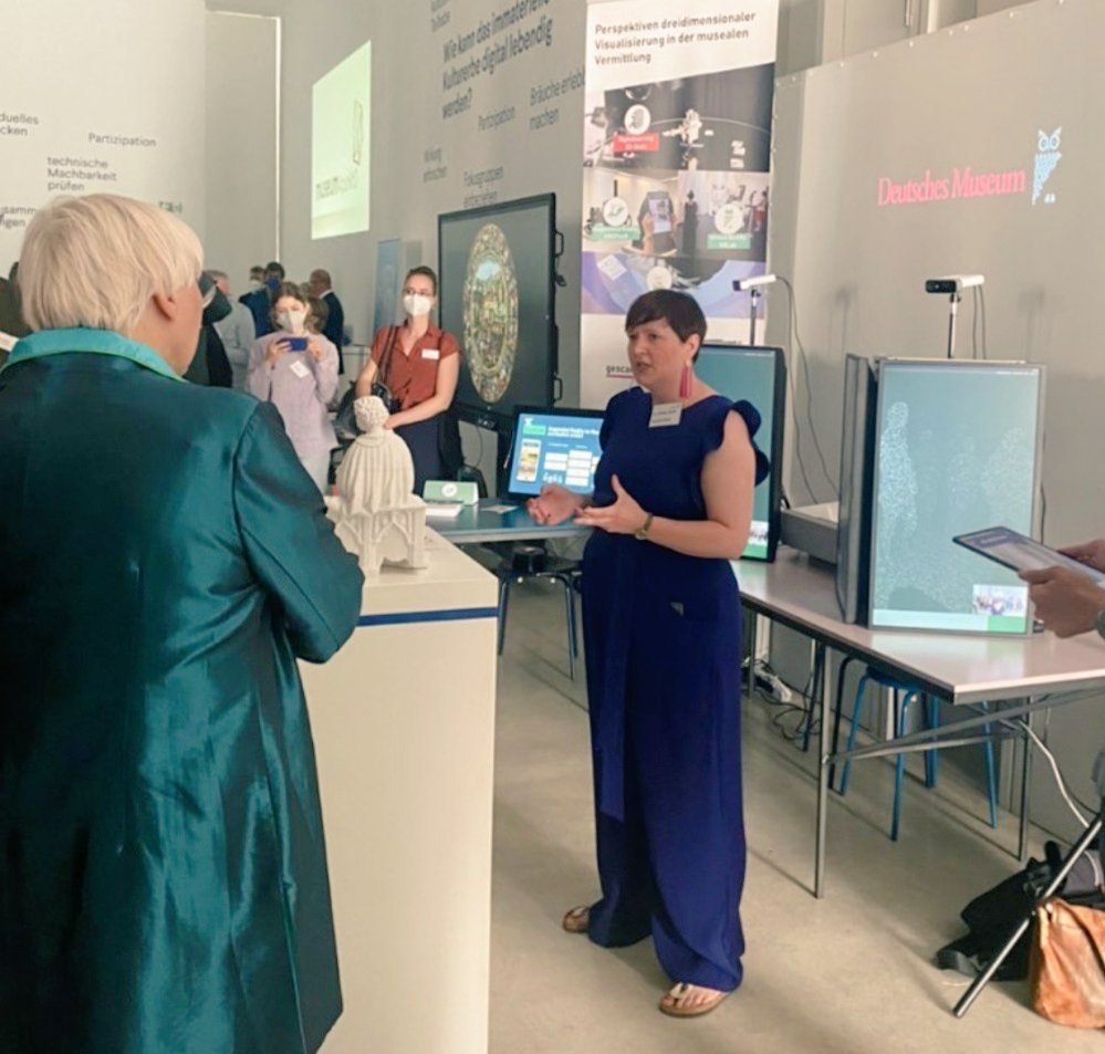 Unsere Kollegin @AndreaGeipel mit Claudia Roth @BundesKultur auf der Werksschau @museum4punkt0.  Thema u.a.: die am  @DeutschesMuseum entwickelte #GREIFbAR App erklärt Museumsmitarbeitenden wie #AR für die Vermittlung eingesetzt werden kann. #museum4punkt0 #digAmus #digSmus