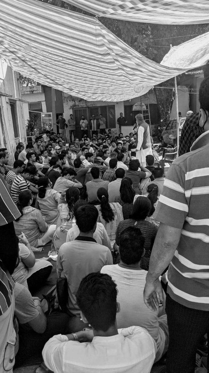 RanjanJotshi's tweet photo. 44th Day. 42°C. Kashmiri Pandit employees protesting in Jammu demanding safety, Right to Life, Relocation to Jammu in the wake of targetted killings in Kashmir. We request @BJP4India @narendramodi @OfficeOfLGJandK to undo the historical wrong committed by the Congress Government https://t.co/fMC3pR824C