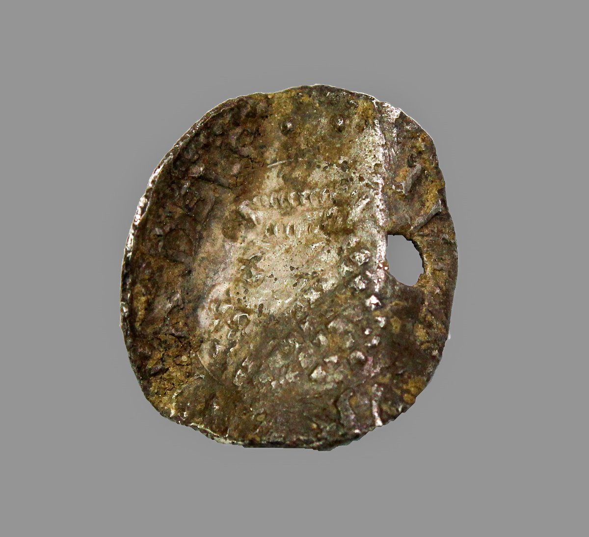 EFDMuseum's tweet photo. This is a love token from land near Latton Priory. Love tokens are frequently found on land used for Medieval fairs. The priory held an annual fair #otd in honour of St John the Baptist. #Harlow #LattonPriory #Latton
@findsorguk @TRegistrars @ESAH160 https://t.co/losI8ov49m