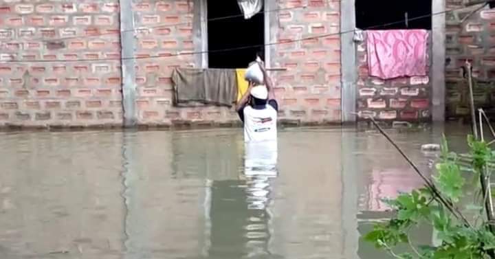 AdilaBanuT's tweet photo. Popular Front of India Assam volunteers doing rescue and relief work in flood affected areas in the state. Over a hundred people have reportedly lost their lives. May Allah Almighty protect people of Assam https://t.co/82C2uOT83A