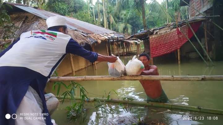 AdilaBanuT's tweet photo. Popular Front of India Assam volunteers doing rescue and relief work in flood affected areas in the state. Over a hundred people have reportedly lost their lives. May Allah Almighty protect people of Assam https://t.co/82C2uOT83A