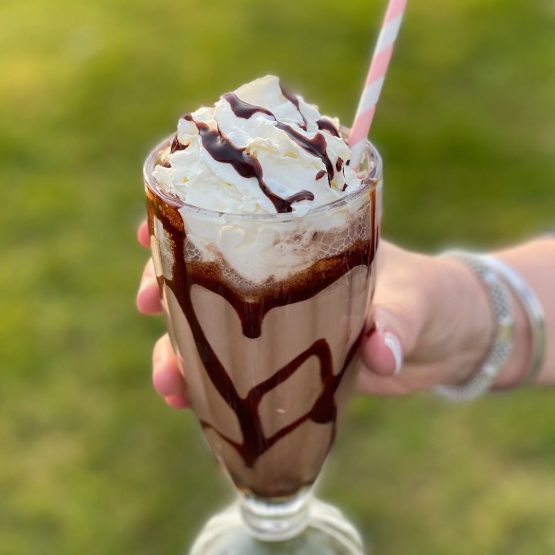 HotelChocolat's tweet photo. Since you loved our Hotel Chocolat HQ tip last week we thought we'd take it up a notch and introduce you to the Velvetised Choc Shake πβ
Perfect for when you need a little extra indulgence on a warm day
#icedchocolate #iced #hotchocolate #summer #cooldown #chocshake https://t.co/GSS0UuAhFA