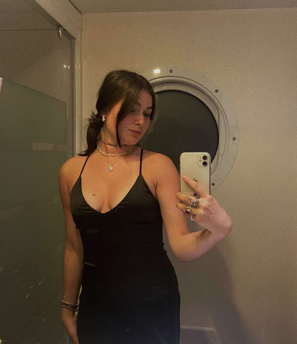 JColibet's tweet photo. juste moi et ma robe https://t.co/ybLSkhD9zJ