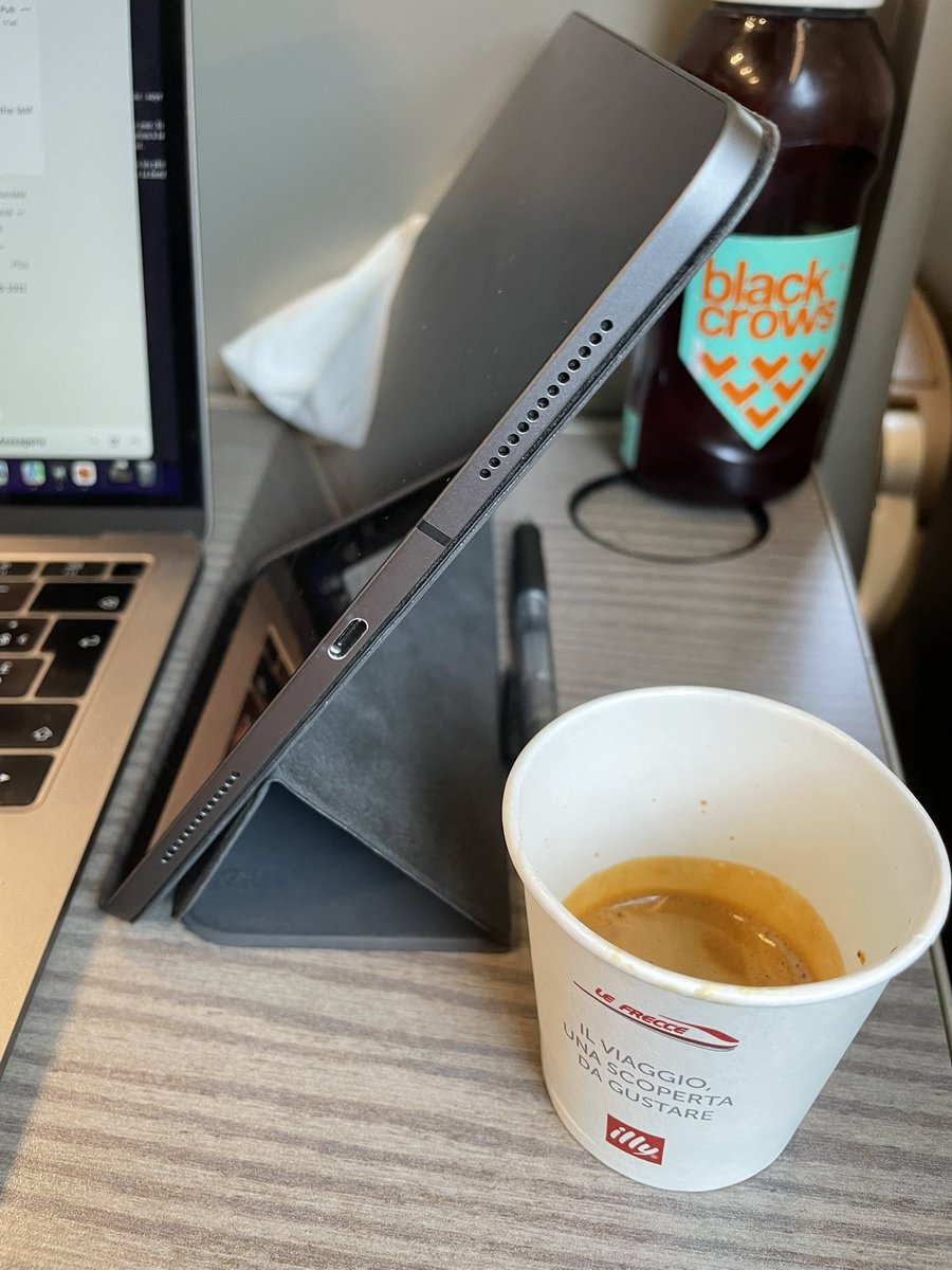 L’avantage de prendre @lefrecce sur la ligne Paris-Chambery (en dernière minute car #monamiletgv avait 1h40 de retard) c’est que tu bois du bon café 😋☕️ #FrecciarossaExperience