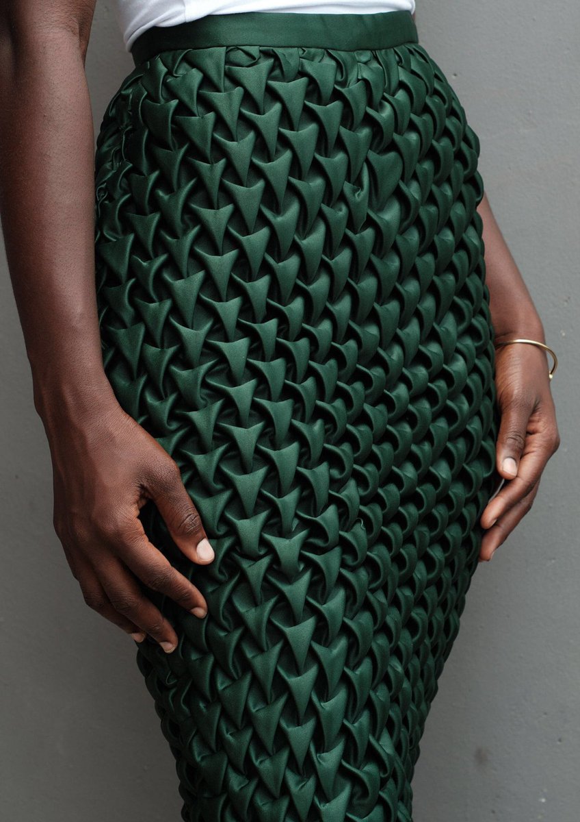 ContinentalApp's tweet photo. We saw an ordinary pineapple, he saw texture and design.
This is art!
#TheContinentalApproach #AfricanFashion #Fashionomics #FashionFriday https://t.co/lWbgrNBnXk