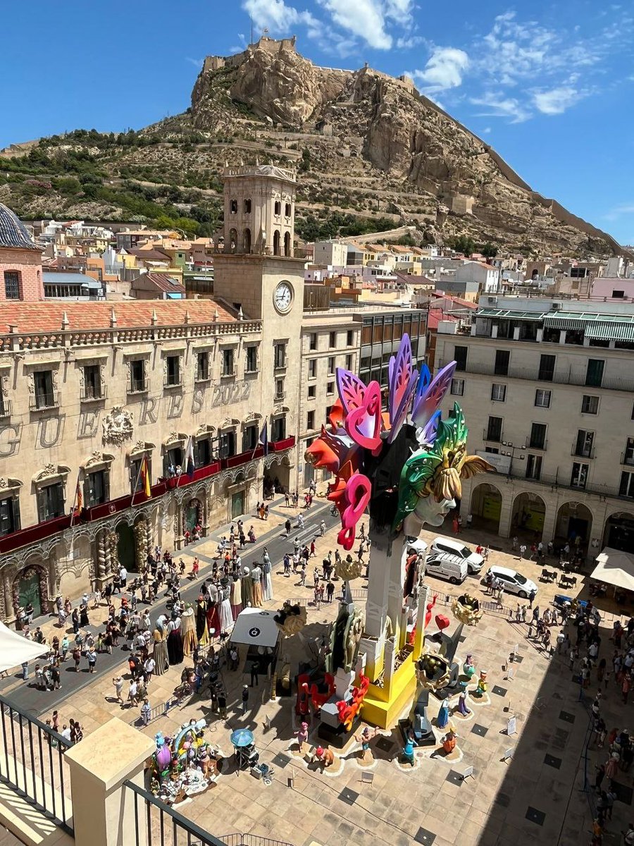 apuntnoticies's tweet photo. Hui hem instal·lat el set d'@apuntnoticies a la plaça de l'Ajuntament d'Alacant. Amb aquestes precioses vistes al castell de Santa Bàrbera i amb la foguera municipal al costat, comencem l'informatiu #NTCMigdia amb  @VMaso. 🔴📡 https://t.co/s8tyzCdcV6