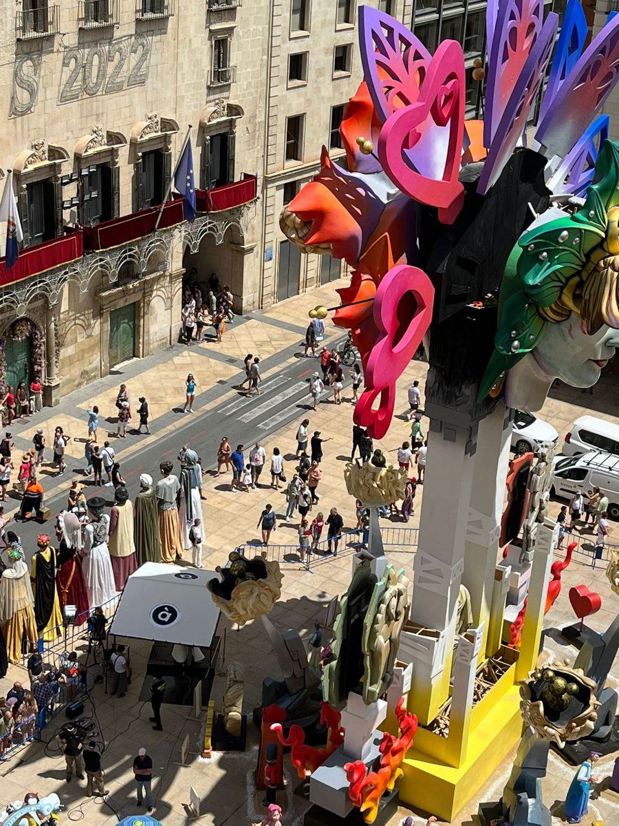 apuntnoticies's tweet photo. Hui hem instal·lat el set d'@apuntnoticies a la plaça de l'Ajuntament d'Alacant. Amb aquestes precioses vistes al castell de Santa Bàrbera i amb la foguera municipal al costat, comencem l'informatiu #NTCMigdia amb  @VMaso. 🔴📡 https://t.co/s8tyzCdcV6