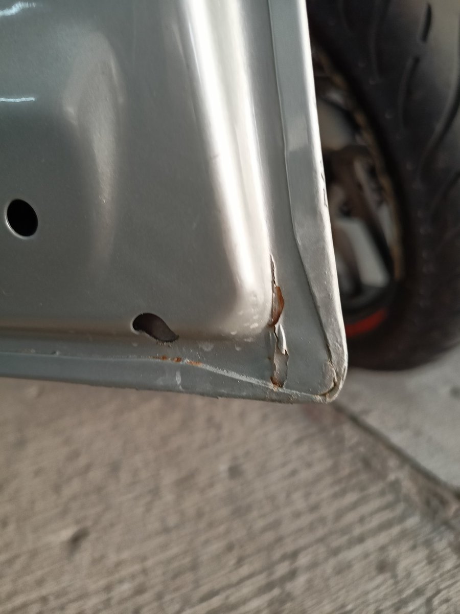 DigvijayMalik1's tweet photo. @ACKOSupport @ACKOIndia @PhonePe @amazonIN This is how the new door replaced by your partner garage looks like. I have been running behind you and your partner garage, all they is doing is just painting this up. Is this how a new door should look like? Note - i took this picture immediately when I recvd the car frm garage https://t.co/fS82H4hPOE