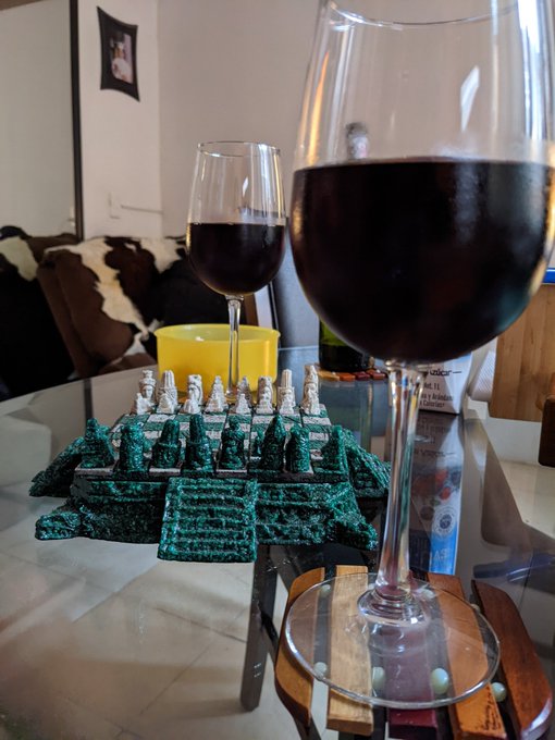 Teach me how to play chess ? #newbie https://t.co/vWeHPiE5AF<a href="/tag/newbie"class="tags">#newbie</a>