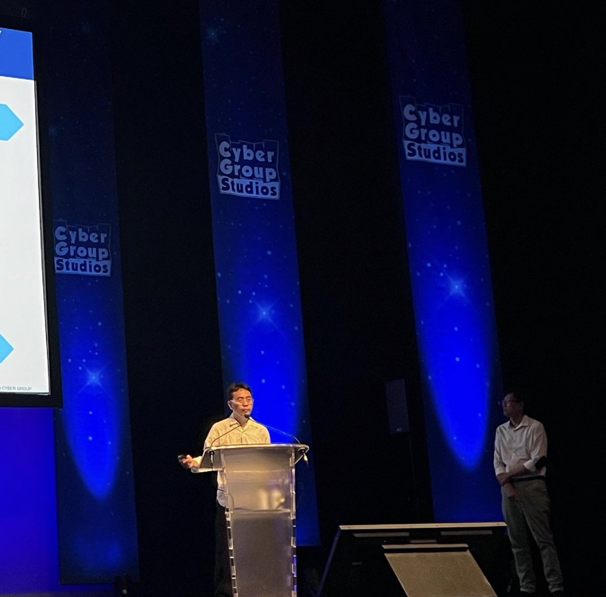 CyberGroupSDs's tweet photo. #OnStage ๐ค Thanks to our partners & friends Choon Meng Seng and Chi Kong Wong from #ScrawlAnimation for this moment together ๐ค Be ready for stunning upcoming projects butโฆ ๐คซ for the moment itโs a secret. Stay tuned! #CyberGroupStudios #Business #Seminar #future #animation https://t.co/uL8UxLciTb