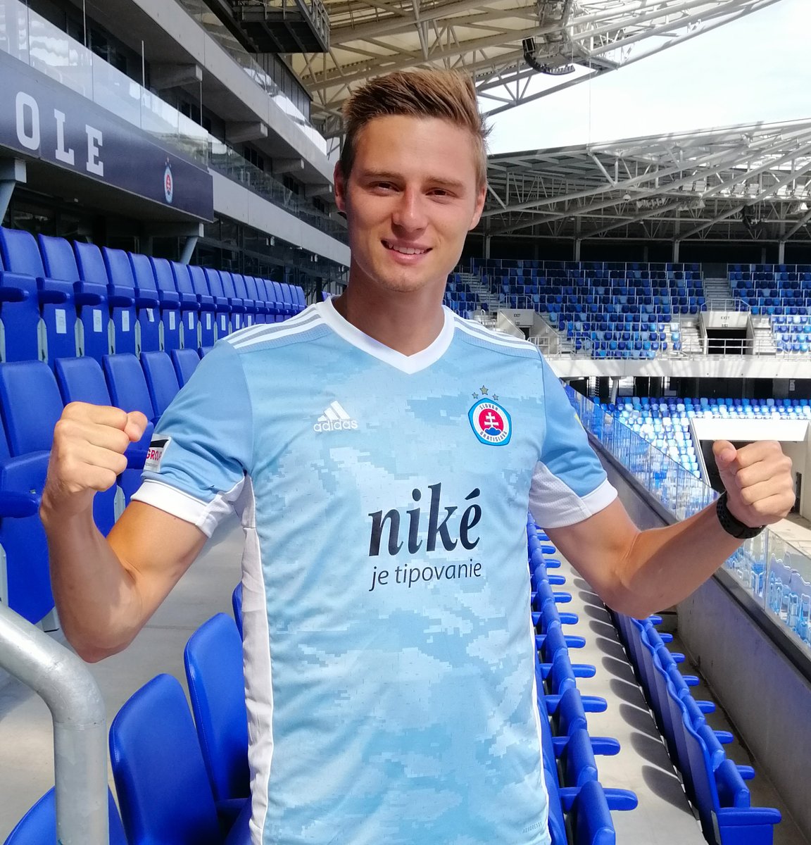 „Som veľmi šťastný a odhodlaný prijať túto novú výzvu. Príchod do Slovana považujem za veľký krok vo svojej kariére. Chcem v Slovane futbalovo i osobnostne rásť, čo najväčšou mierou prispieť k úspechom klubu, a byť platnou súčasťou mužstva," povedal Siemen VOET ⚽💙