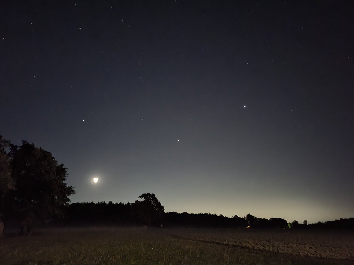 MKUniversoul's tweet photo. Southern Ontario Canada
#planetaryalignment2022 
#Venus #Moon #Mars #Jupiter https://t.co/pJvSGPMOKn
