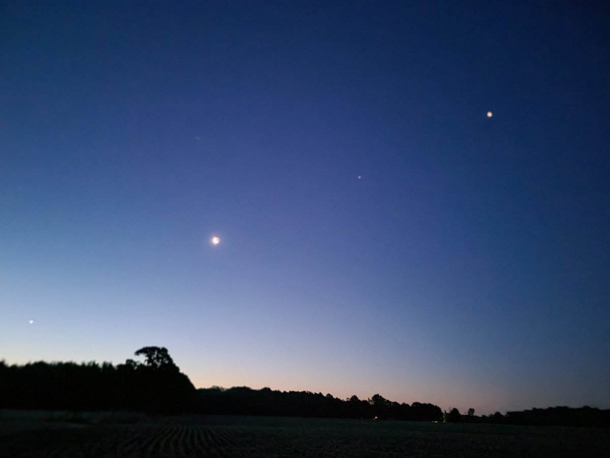 MKUniversoul's tweet photo. Southern Ontario Canada
#planetaryalignment2022 
#Venus #Moon #Mars #Jupiter https://t.co/pJvSGPMOKn