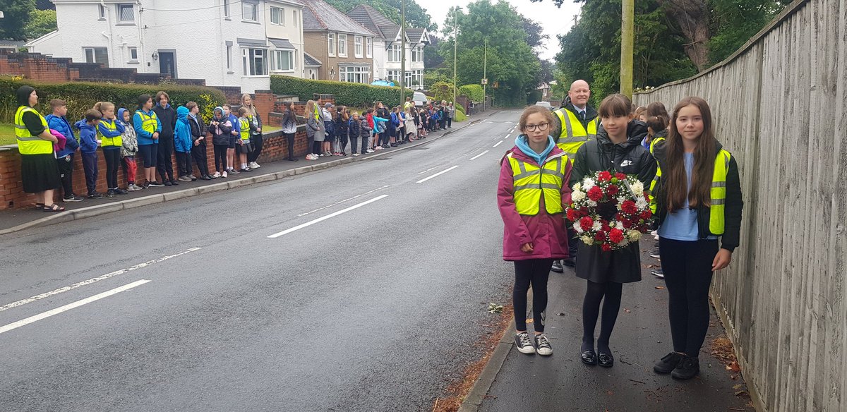 SwissValleyCP's tweet image. Pupils preparing to line the route for the funeral of @FelinfoelRFC @LlanelliRFC @scarlets_rugby @Barbarian_FC @lionsofficial #legend and friend of @SwissValleyCP #PhilBennett #Benny #RIP
