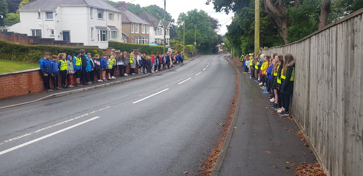 SwissValleyCP's tweet image. Pupils preparing to line the route for the funeral of @FelinfoelRFC @LlanelliRFC @scarlets_rugby @Barbarian_FC @lionsofficial #legend and friend of @SwissValleyCP #PhilBennett #Benny #RIP