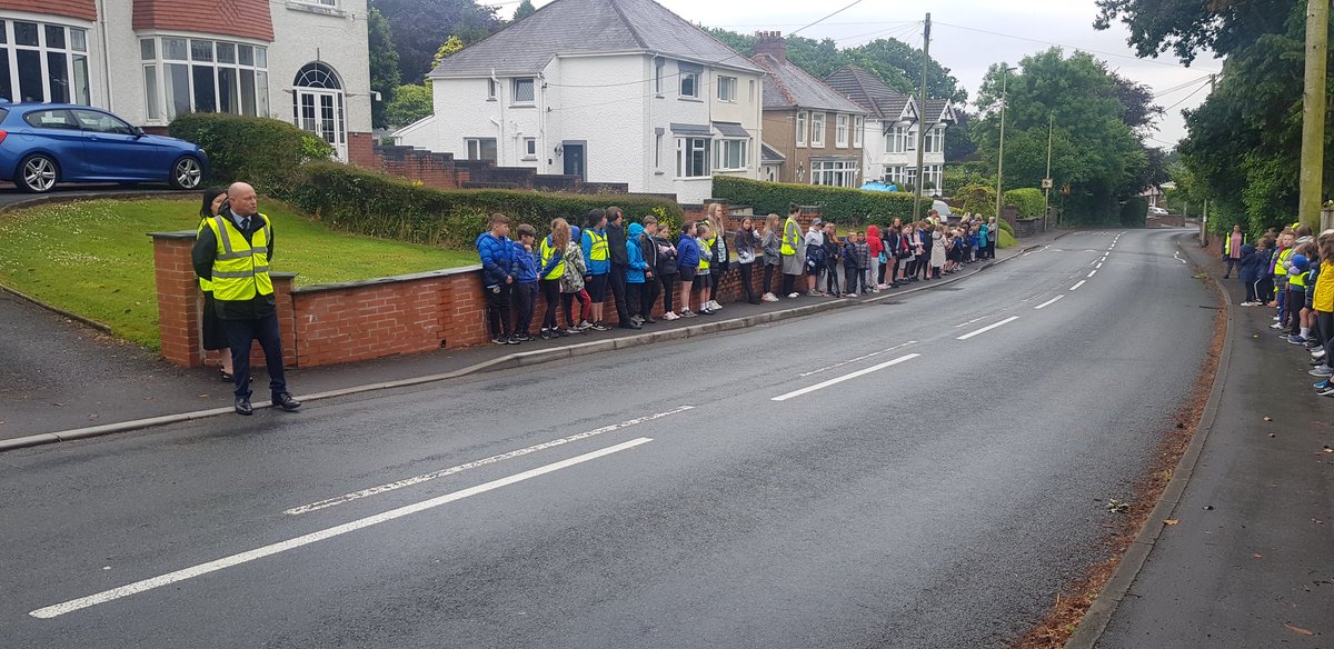 SwissValleyCP's tweet image. Pupils preparing to line the route for the funeral of @FelinfoelRFC @LlanelliRFC @scarlets_rugby @Barbarian_FC @lionsofficial #legend and friend of @SwissValleyCP #PhilBennett #Benny #RIP