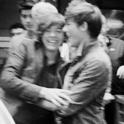Cgriermagcon's tweet photo. i swear if we get a larry pic at glastonbury but its taken by a potato i'm going to cry #LarryStylinson #HarryStyles #LouisTomlinson #Glastonbury https://t.co/5GHH0W7DZO