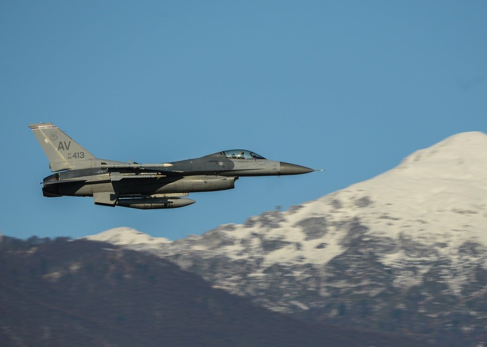 scan_sky's tweet photo. #USAF - F-16CJ Fighting Falcon - #NICKL81
Departed From RAF Lakenheath 🇬🇧 🇺🇸 & Routing Back To Aviano Air Base 🇮🇹
#NICKL Flight Deployed To Lakenheath 🇬🇧 🇺🇸 3 Days Ago To Participate In Exercise Point Blank.
📸:Airman Thomas Keisler https://t.co/0XHXzytn5u