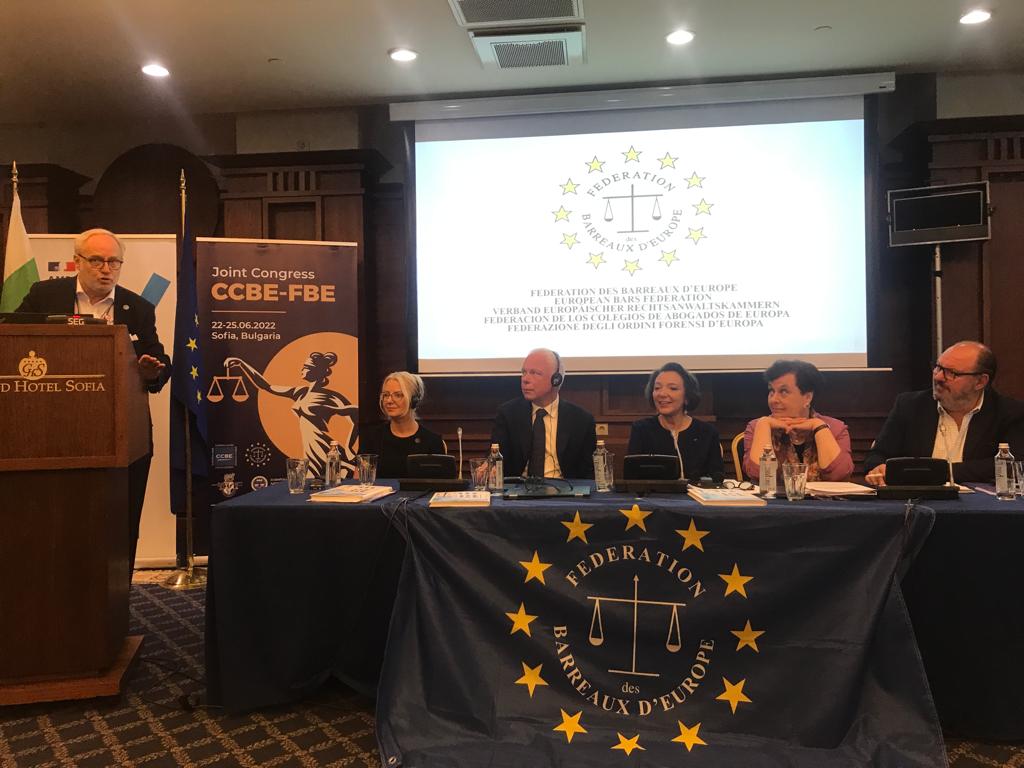 <a href="/EuropeanBars/">FBE · Fédération des Barreaux d'Europe</a> <a href="/CCBEinfo/">CCBE</a> #FBESofia
Forum des Bâtonniers. Me Charles Kaufhold informe l'assemblée sur  l'avancée des Ordres dans leur obligation d'assister efficacement les avocats dans leur effort de respecter les nouvelles procédures en matière de surveillance de la clientèle.