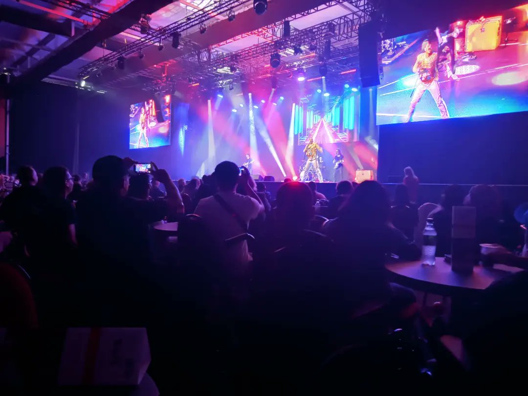 HiveCollege's tweet photo. #Butlins2022 #Day4 #Bowling #BigGusTheSeagull #QueenTribute #Studio36 #AnnualDeckChairPic https://t.co/RWTZIzhknw