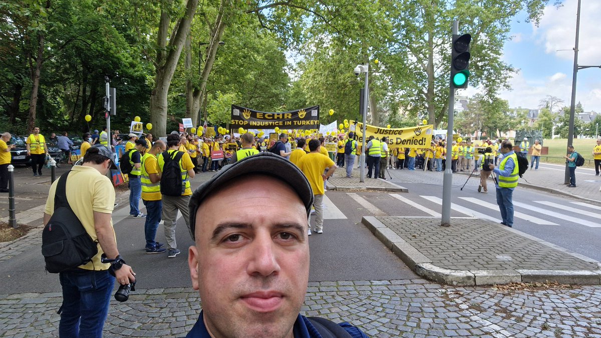 evrencivelek's tweet photo. AB komisyonu önündeyiz. Mağdurlar burada. İşkenceye dur demenizi bekliyoruz. stop injustice in Turkey. https://t.co/x0iIquHARG