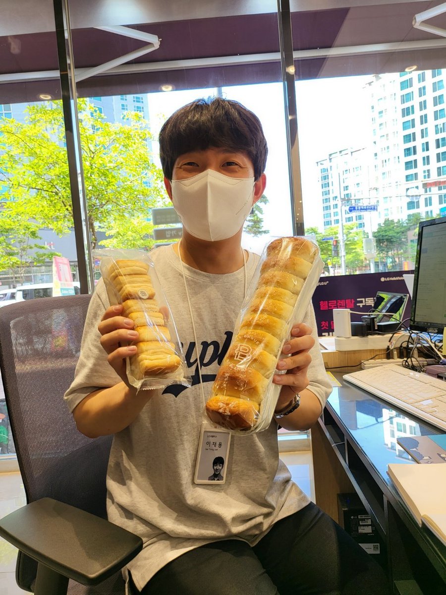 smile4553's tweet photo. 청라직영점 이재용님을 칭찬합니다!^^

신입임에도 불구하고 알뜰통신사 사용중이신 고객님을 친절하게 응대해드렸더니 거듭 고맙다고 하시며 빵을 선물해주시고 가셨습니다 앞으로 기대주! 유망주! 재용님!
고객님께 유플러스에 대한 좋은 인상 주셔서 감사합니다:) https://t.co/ZAULhwmU9E