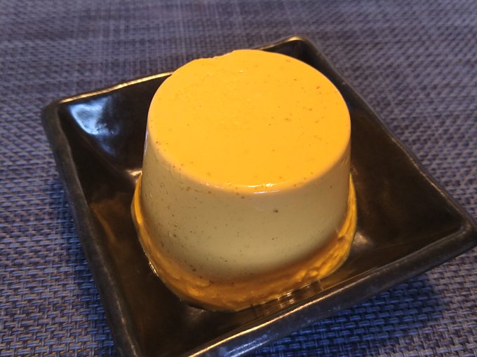 早速「うに豆腐」食べるぜ〜! …うむ、ウニっぽい?…かも? でもウニ感よりも豆腐の豆の風味が勝ち過ぎる感じ? 豆腐の先にかすかにウニの面影が見え隠れする印象。醤油よりも塩とワサビをつけると美味しい。豆腐とウニが苦手な老母には大好評でした。 