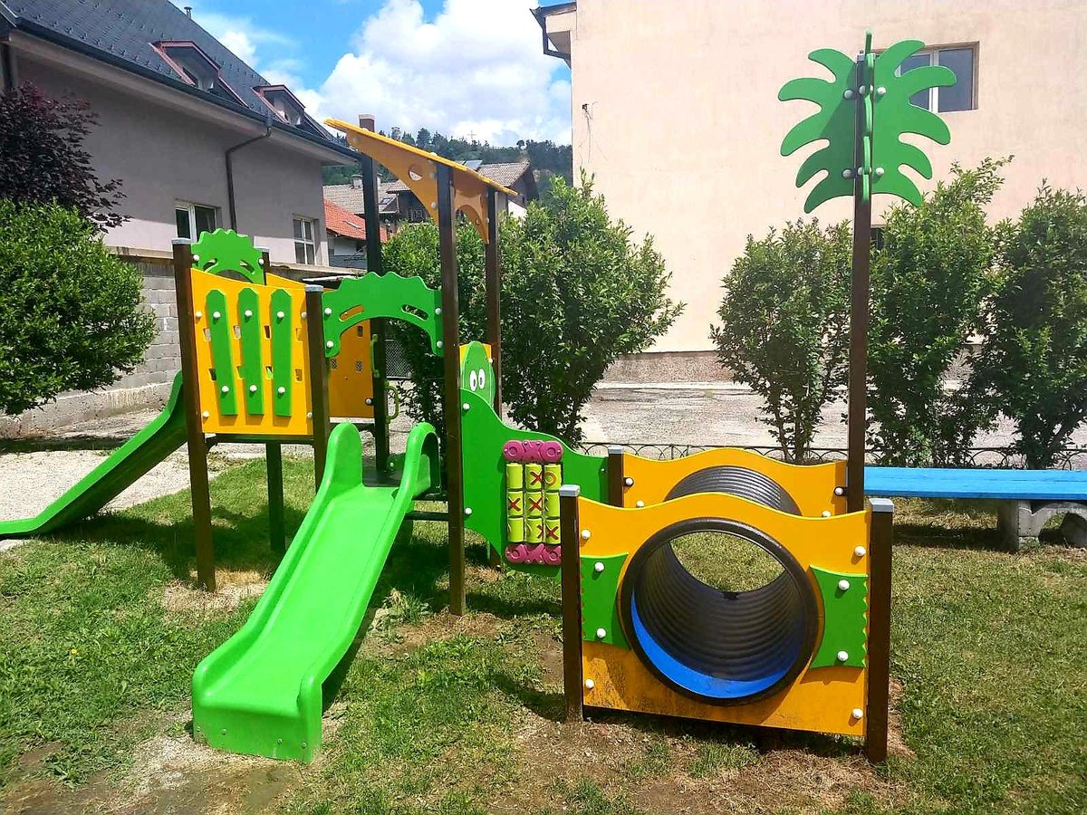 ROMACT_EC_CoE's tweet photo. In #Razlog 🇧🇬, at kindergarten "Zdravets", 9⃣0⃣ #children can now enjoy a new and safe
playground thanks to the #communityactiongroup initiative & with #ROMACT financial support.
Have a look at the before/after pictures ⬇️
#EU4Roma https://t.co/ASkQSlZ0MZ