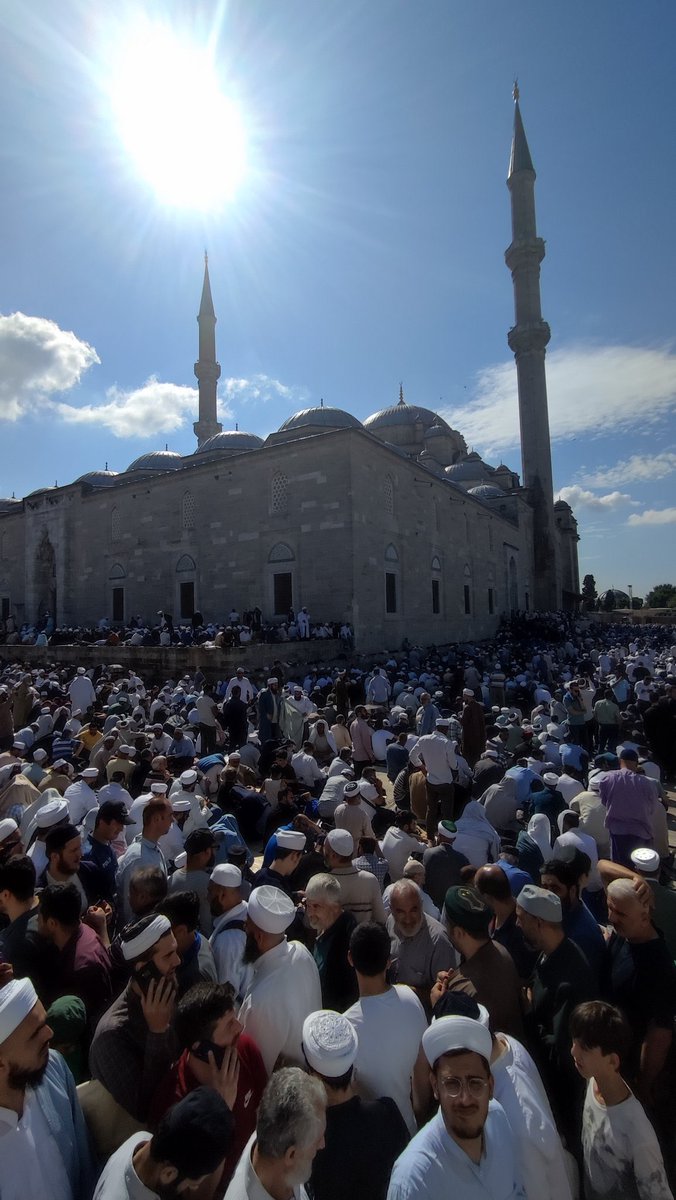 Yusaisback's tweet photo. İslam düşmanları Fatih Cami’nin hınca hınç dolu olmasından bile rahatsız. Siz daha çok rahatsız olacaksınız. #MahmudEfendiHazretleri https://t.co/gDZuK10UeQ