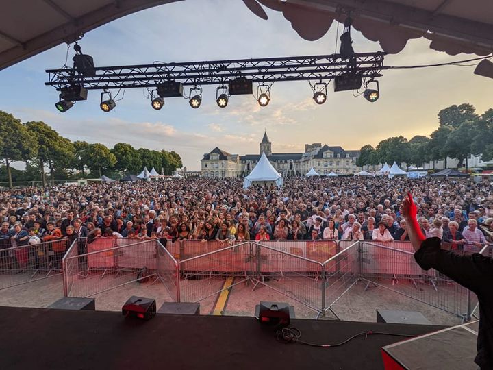 Pour la fête de la musique mes souliers sont rouges étaient à Caen.
8000 personnes pour les accueillir merci à eux 😍