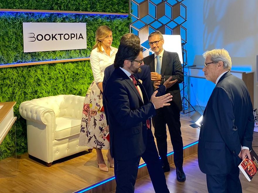 Utopia_lab's tweet photo. Un confronto davvero piacevole ieri negli #UTOPIAStudios a partire dal nuovo romanzo di @AlfonsoCelotto “Fondata sul lavoro”. Grazie a #ClaudioDeVincenti-@AeroportidiRoma, @meb-@ItaliaViva, @SommellaRoberto-@MilanoFinanza e @PieroTatafiore-@thewatcherpost. https://t.co/bLNzmUhiCE https://t.co/YGCJfKQyWy