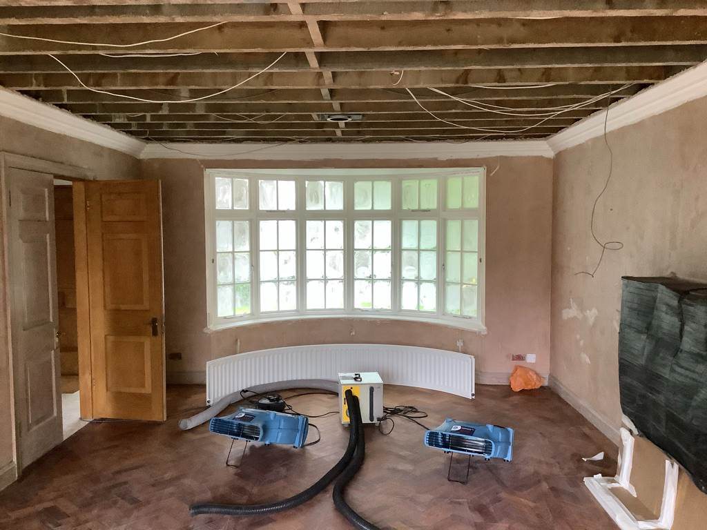 RainbowINT_Kent's tweet photo. A #leak for around 14 hours caused extensive damage to a house in #Bromley including a ceiling collapse. Our team was onsite within 1 hour of call to help make the property safe. We installed drying equipment to remove the #flood water. #waterdamage #buildingdrying https://t.co/CotV2IfIz8