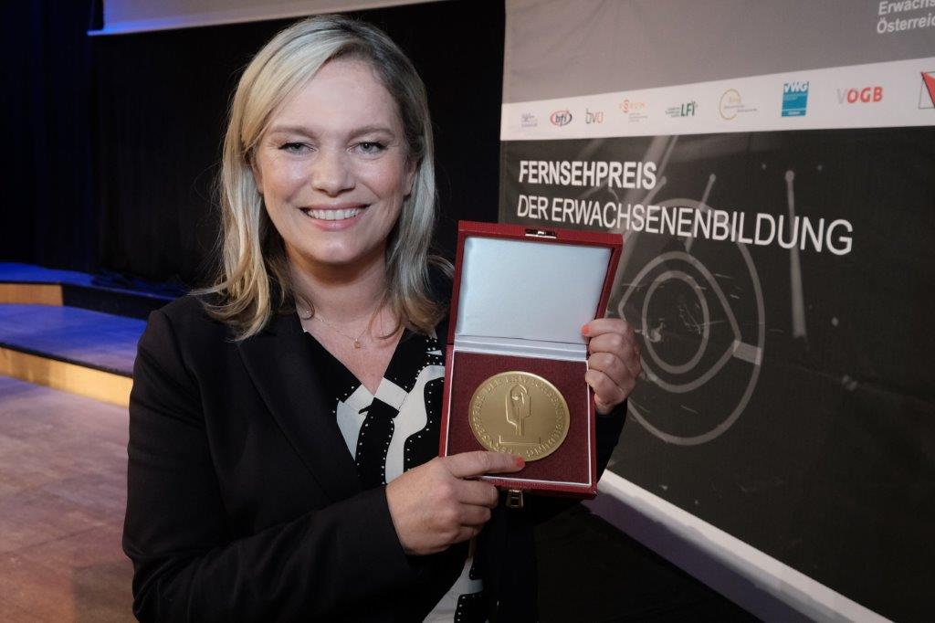 ProSiebenSat.1PULS 4 (@p7s1p4) on Twitter photo Wir gratulieren unserer <a href="/corinnamilborn/">Corinna Milborn</a>. 💪🙌
#axelcortipreis
Mehr dazu hier > puls24.at/news/entertain…
Fotocredit: ORF /Günther Pichlkostner Wir gratulieren unserer <a href="/corinnamilborn/">Corinna Milborn</a>. 💪🙌
#axelcortipreis
Mehr dazu hier > puls24.at/news/entertain…
Fotocredit: ORF /Günther Pichlkostner