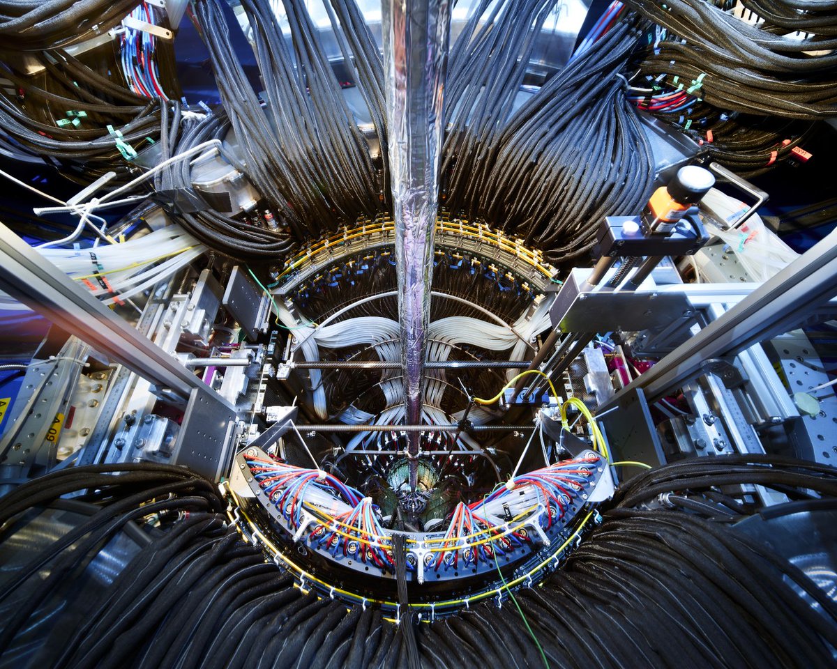 #VendrediLecture | Suivez le redémarrage du #LHC avec une série en 4 épisodes. 

Cette semaine (3/4) : On suit les particules à la trace 🐾 ! 

🔗https://t.co/dIkznMjovM
#FranceAtCERN #LHCrun3