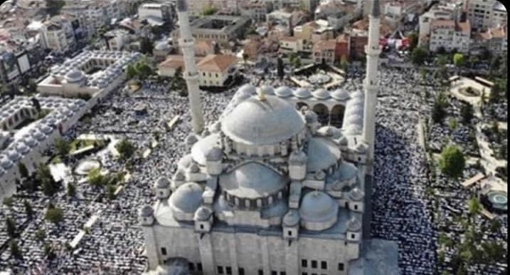 Bugün dünyevi bedeni toprağa giriyor, maneviyatı ise hep bizimle olacak. Rabbimden dileğim cenneti biz acizlere nasip ederse, orada komşusu olmaktır... #MahmudEfendiHazretleri

Fatih Camii bugün bize ‘Nasıl yaşarsanız öyle ölürsünüz’ ü resmetti .