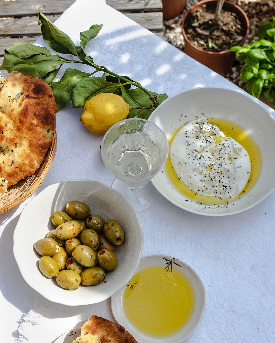 Canvino - a taste of North West Italy 🇮🇹 🍋 🥂🫒 🇮🇹 
#italy #italianwine #italiansparklingwine #cannedwine #fizz #sparklingwine #canneddrinks #alfresco #alfrescodining #olives #lemons #italiancuisine #veganfriendly #summer #wine #winelover #winewinewine #foodies