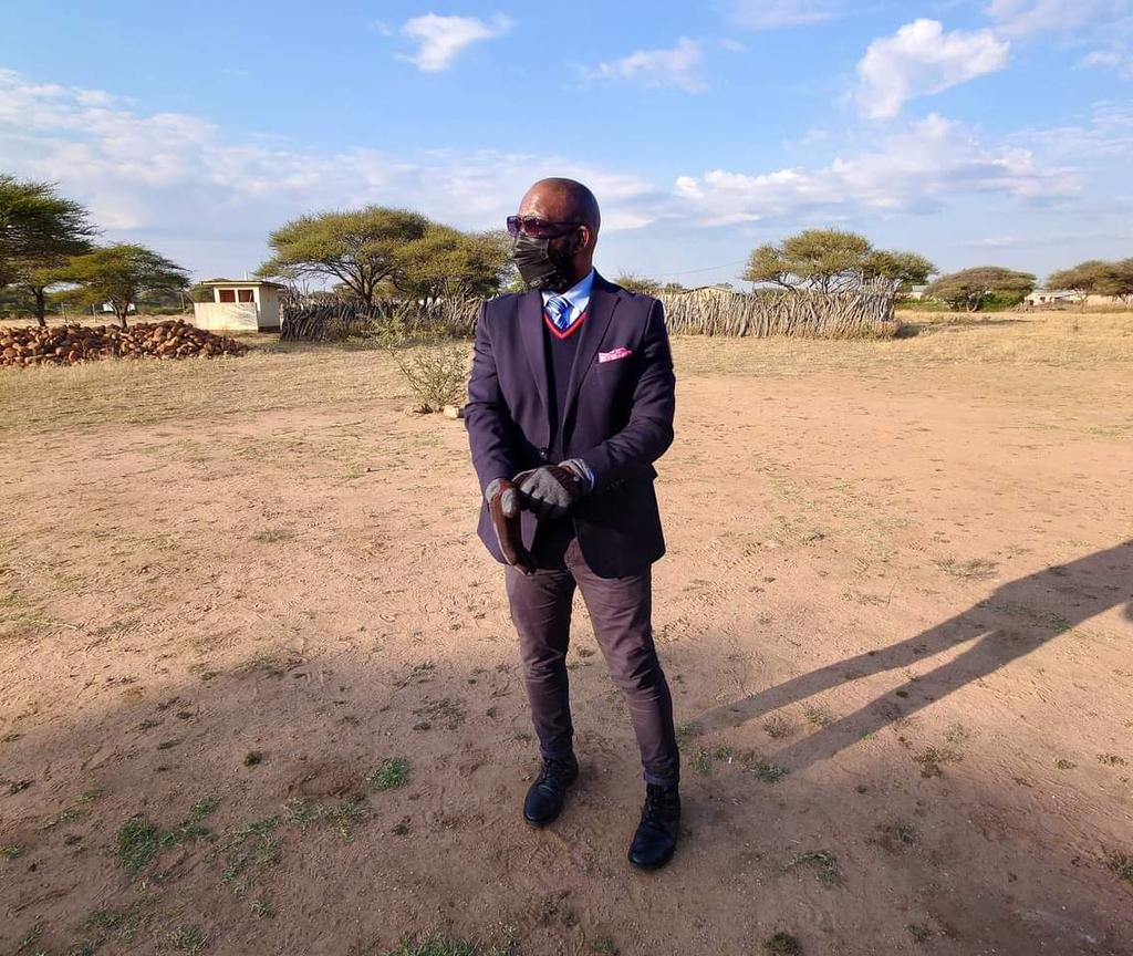 RudeboyNecta's tweet photo. Typical "mogwe lekaba ga a tsohale" type a vibes! Adulting life, and some of the many responsibilities my dearly departed mum and dad left me with but we rep' hard nonetheless! Rest in Peace swaare! #RIP #BurialVibes #rudeboynecta #botswanaunplugged #photographyislife #chilledaf https://t.co/KX3gLwCAw9