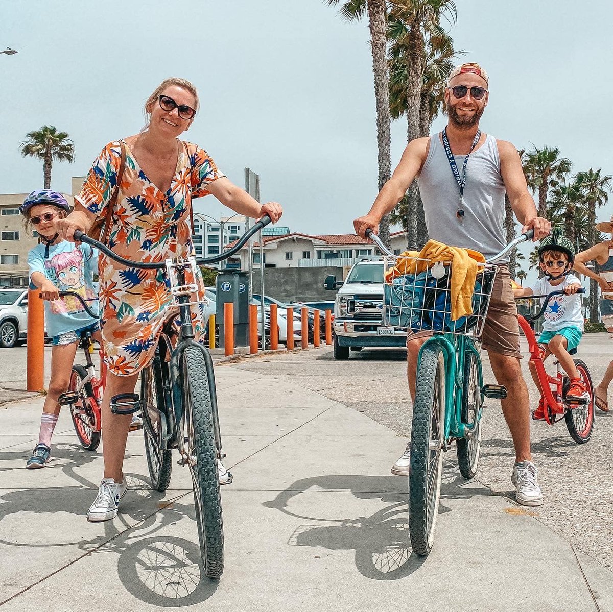 mola_viajar's tweet photo. Lo primero que hicimos al llegar a #LosAngeles fue aparcar el MolaBus y alquilar unas bicis en #SantaMonica ❤️🥰 ¿Habéis hecho este paseo en bici? https://t.co/7hG69YcTVD