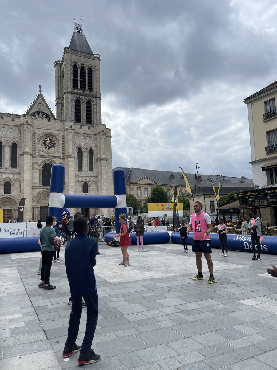 #FinaleTOP14
À l’occasion de la finale du TOP 14 à Saint-Denis, une journée initiation rugby a été mise en place pour les écoliers de la ville ! 
Un moment dédié à la découverte et la pratique du rugby, à travers des activités pédagogiques et de sensibilisation 🏉