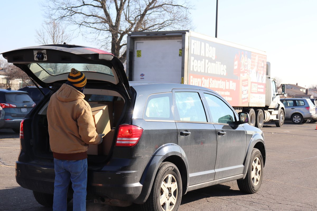 Gleaners's tweet photo. Gleaners is hosting several drive-up food distributions per day Monday-Friday this week. Times and locations: https://t.co/yMKB4uW9LG Please RT and share.

This institution is an equal opportunity provider.

#Gleaners #FoodBank #MobilePantry #FoodPantry #MetroDetroit https://t.co/ohvYppE8kd