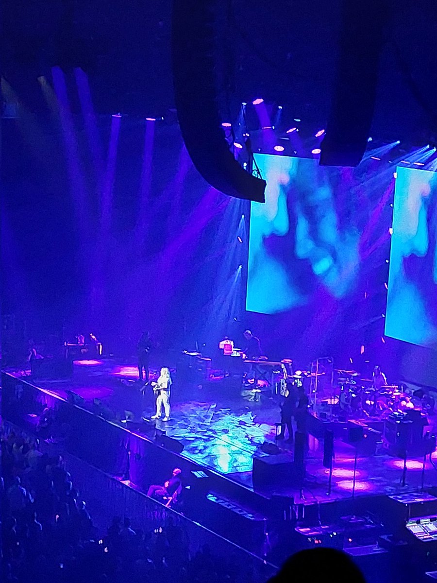 VISION_Rachael's tweet photo. Long awaited and hopefully soon to be repeated visit from @Alanis last night. Absolutely fabulous and #ThankYou! Xx https://t.co/mRLmkgLRAU