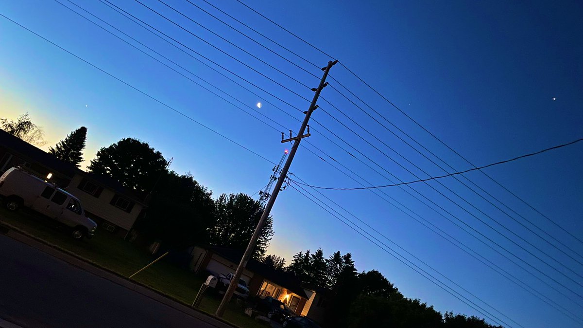 pmscheffler's tweet photo. My #planets are in alignment today. Has no bearing on how my day will go, other than that I’m up early and pumped to start a week off! 🌘🌝🪐✨ #happyfriday #yyz #vacation #staycation #sunrise https://t.co/S9vjeGtnN8