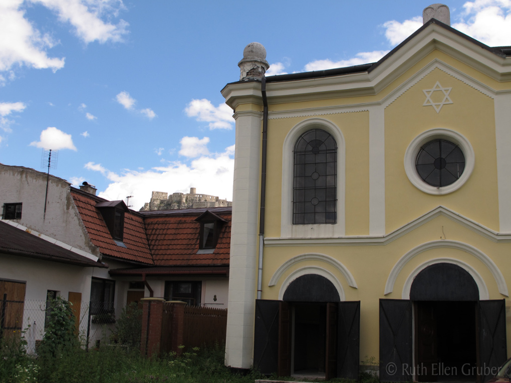 JewishHtgEurope's tweet photo. Shabbat Shalom - Gut Shabbos! From Spišské Podhradie, Slovakia. Behind the former #synagogue (beautifully restored for use as a cultural space) you can see the mighty ruins of hilltop Spiš Castle. #shabbat #shabbos #slovakia #spiscastle #castle @unescoworldheritage https://t.co/cYNDcy3HGy