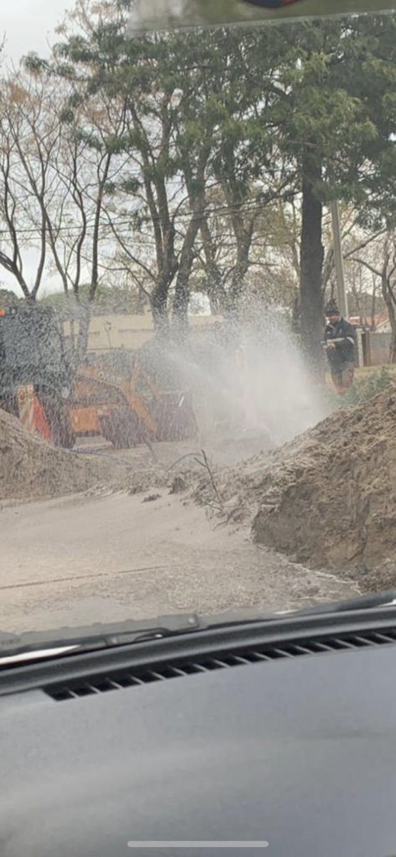 Romina44123368's tweet photo. Sres OSE por favor!!! Carrasco Norte - Plaza Treviso (Cooper y Fedra) llevamos meses de obra estamos sin agua desde ayer y esto sucede en forma permanente https://t.co/AizR5FkH3W