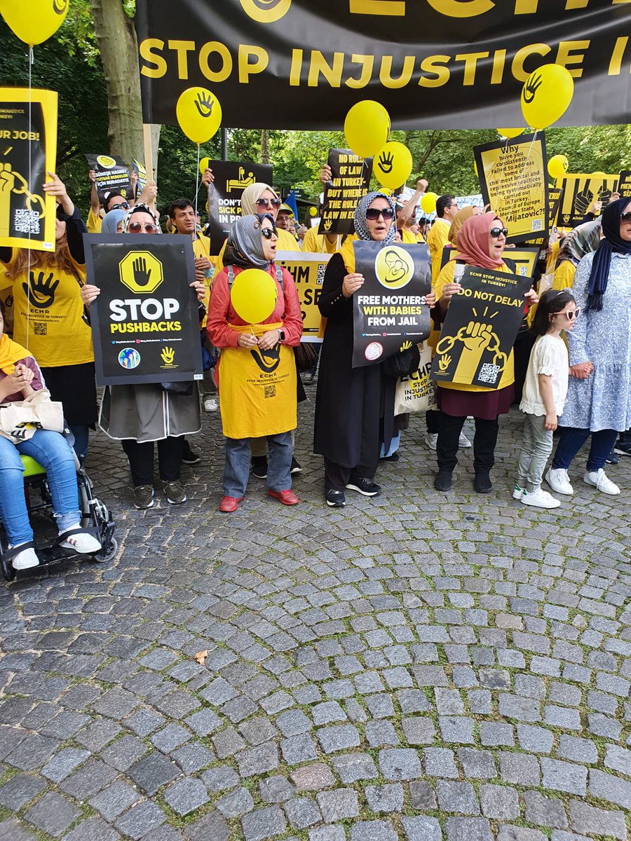 Türkiye cezaevlerinde anneleriyle tutsak yüzlerce bebek ve çocuk var.

Bebekler gökyüzüne hasret, soğuk betonların üzerinde toprak görmeden büyüyorlar.

BEBEKLER CEZAEVİNDE BÜYÜMESİN DİYE AİHM önündeyiz.

#JusticeForALLinTurkey 
@claude_kern